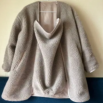 아기를 안고 착용할 수 있는 플리스 자켓 ( 앞부분은 탈부착식 )