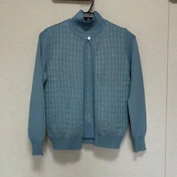 앙상블 라이트 블루 터틀넥 슬리브리스와 가디건 니트