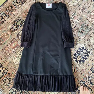 블랙 프릴 밑단 퍼프 슬리브 원피스