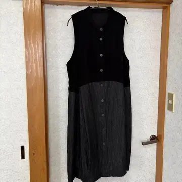 다른 소재 절개 슬리브리스 원피스