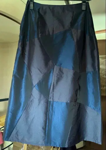 패치워크 스커트 네이비 광택감, 세련된 시크 실크 혼방 이탈리아제