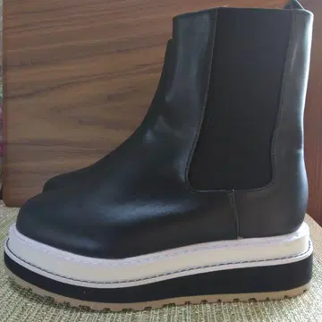 새상품 통굽 사이드 고어 부츠 블랙~화이트 라인