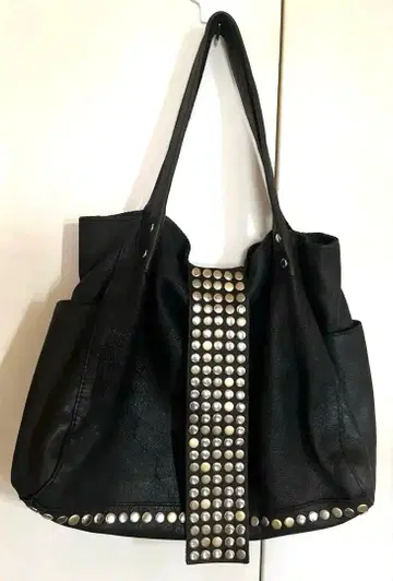 TRES 스터드 장식 블랙 핸드백 천연 가죽