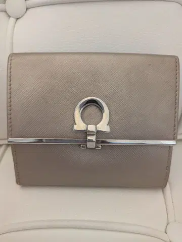 새상품급 페라가모 접이식 지갑