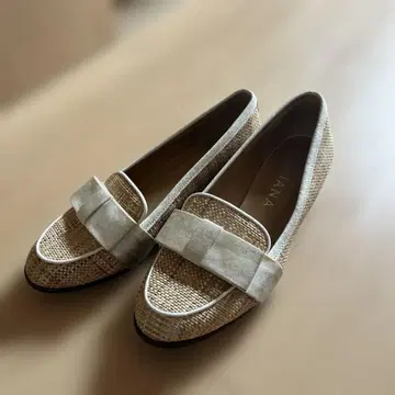 DIANA 베이지 리본 로퍼