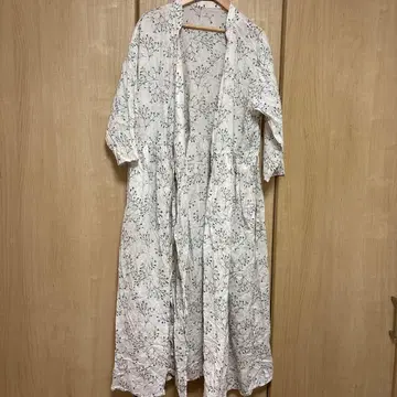 화이트 꽃무늬 긴팔 셔츠 원피스