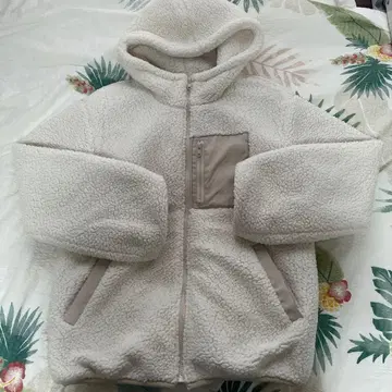 후드 부착 크림색 보아 자켓