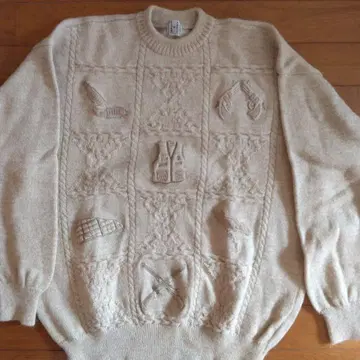 입체 무늬 베이지 니트 스웨터