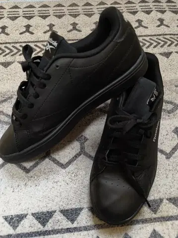 Reebok 블랙 스니커즈