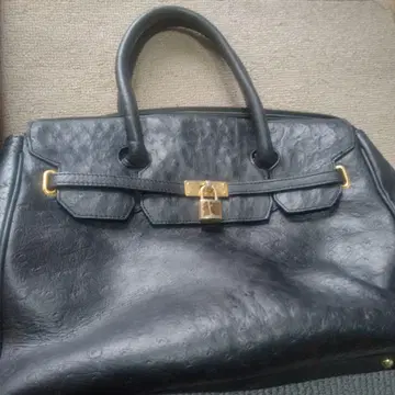 블랙 가죽 백 골드 컬러 금장 장식