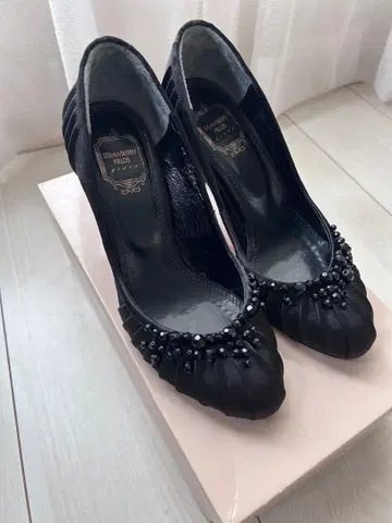 STRAWBERRY FIELDS 블랙 비쥬 하이힐