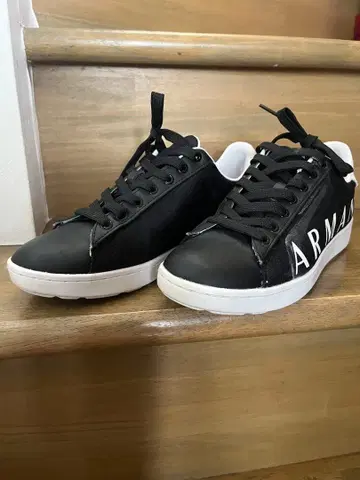 ARMANI 블랙 화이트 스니커즈