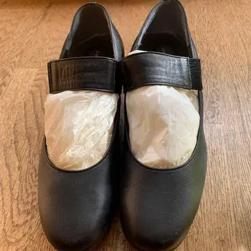 힐스 애비뉴 블랙 펌프스 통굽