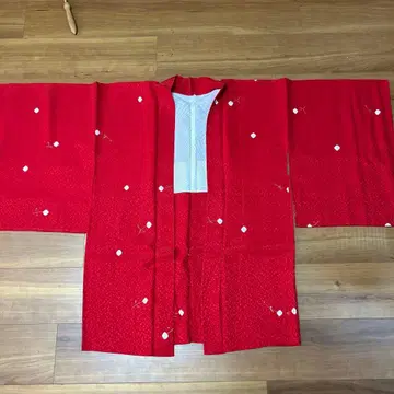 빨간색 겉옷 화이트 무늬 포함