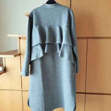 헤렌시아 백 프릴 본딩 코트 롱 파이핑