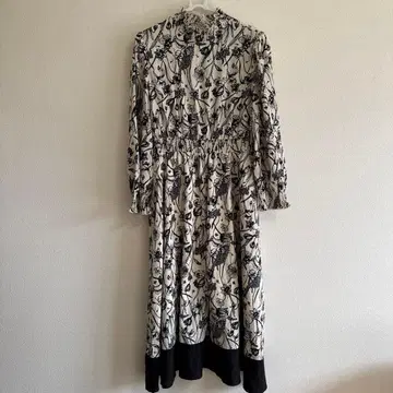 엑시즈팜 꽃무늬 롱 드레스 화이트/블랙