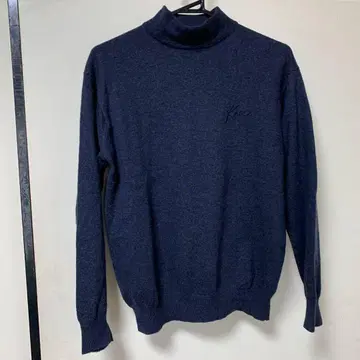 네이비 터틀넥 스웨터