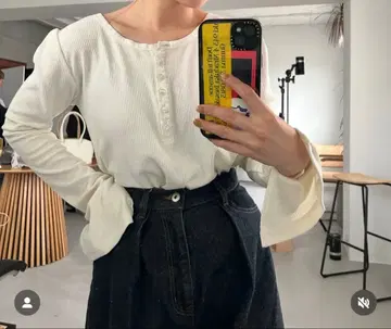 카스타네 화이트 헨리넥 플레어 소매 상의