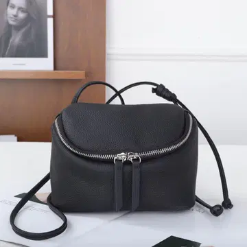 지퍼 달린 숄더백 블랙 브라운