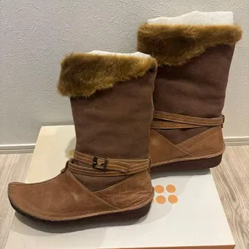 퍼 달린 브라운 스웨이드 부츠