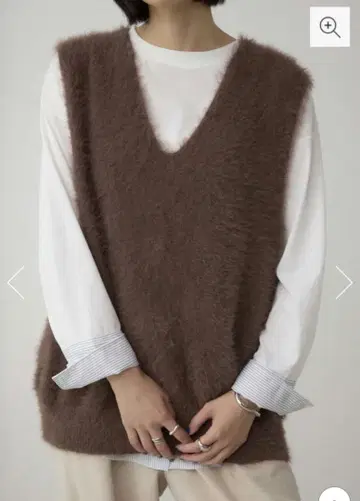 퍼 소재 V넥 니트 베스트 3색 전개