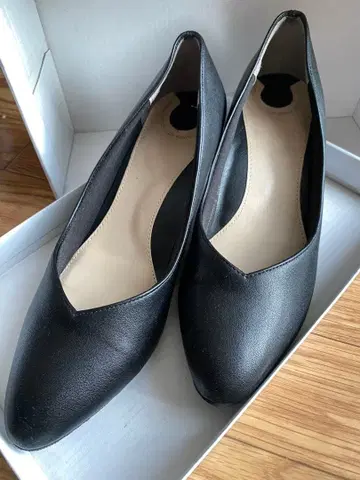 RANDA 블랙 V컷 펌프스 24.5 블랙