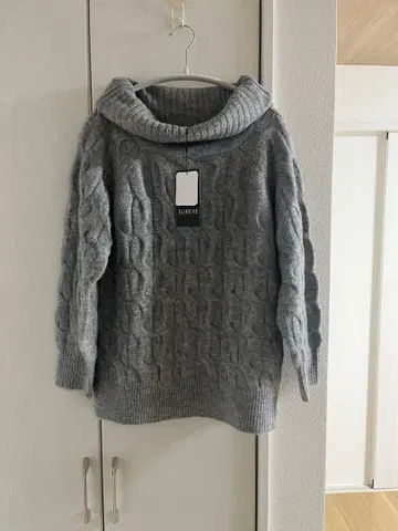 SURVE 케이블 짜임 그레이 스웨터