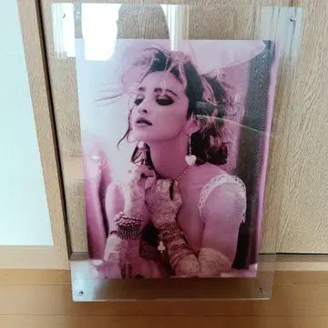아크릴 스탠드 부착 Madonna 포트레이트 라이크 아 버진