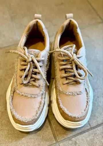 Lucida Volans 스웨이드 보아 볼륨 스니커즈