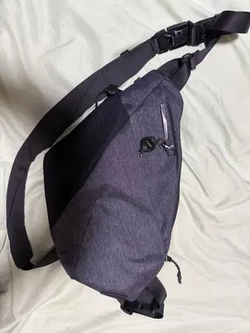 NIID FINO V 숄더백 최신 Gray 오른쪽 착용