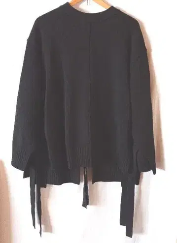 르쉘 블루 울 100% 테이프 디테일 니트