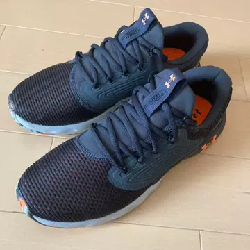 언더아머 스니커즈