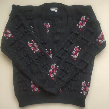 미사용 빈티지 레트로 블랙 꽃무늬 자수 폼폼 니트 V넥 스웨터