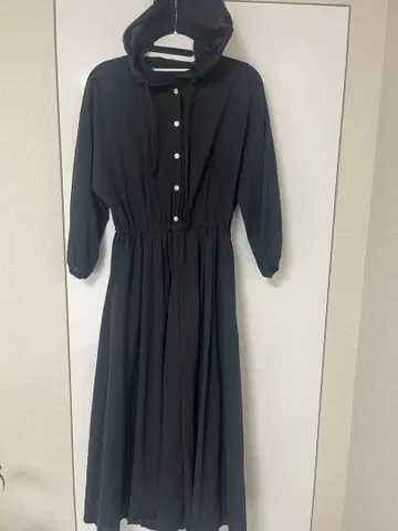 B7 후드 부착 네이비 원피스