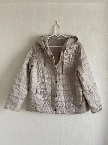 세련된 펄 그레이 초경량 안감 후드 다운 자켓