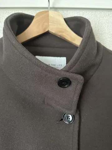 브라운 롱 코트 버튼 포함