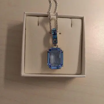 스와로브스키 파란색 스톤의 에메랄드 컷 목걸이