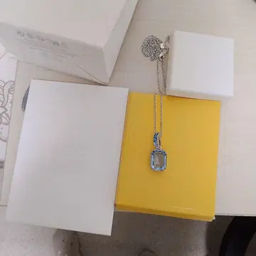 swarovski 파란색 스톤의 에메랄드 컷 목걸이