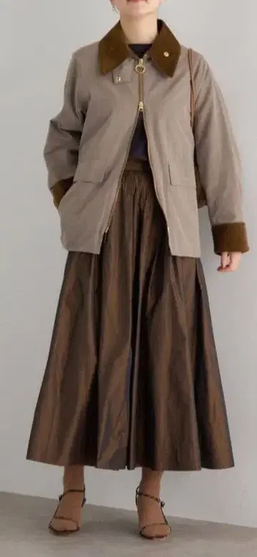 2025AW 이에나 타프타 플레어 스커트