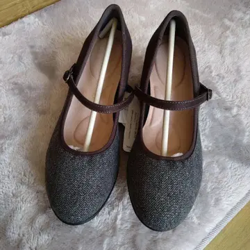 그레이 트위드풍 베네통 펌프스
