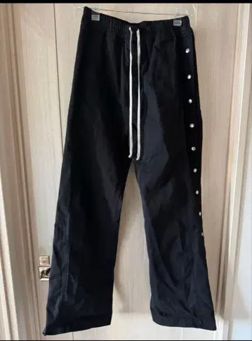 블랙 와이드 팬츠 스냅 버튼 포함