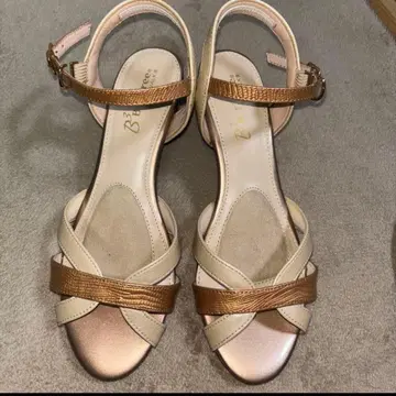 비쓰리 샌들 M 사이즈 베이지 계열