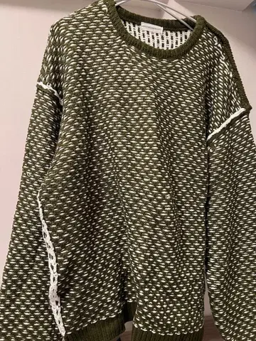 올리브 그린 뜨개질 스웨터