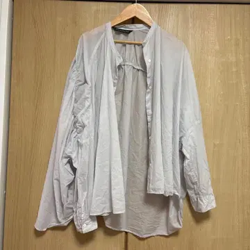 미즈이로 인드 라이트 그레이 긴팔 셔츠