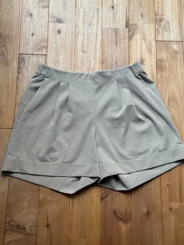 Lululemon 베이지 숏팬츠