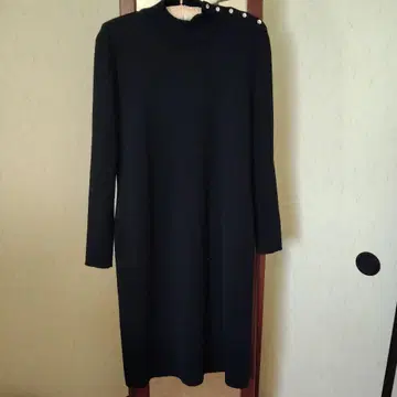 비쥬 장식 블랙 터틀넥 니트 원피스