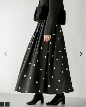 Fit more 핏모어 랜덤 도트 무늬 플레어 스커트 블랙