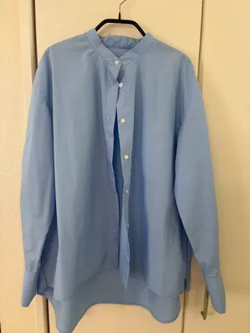 [ 오쿠사 나오코 씨 콜라보 ] 라이트 블루 긴팔 셔츠 큰 카라 부착