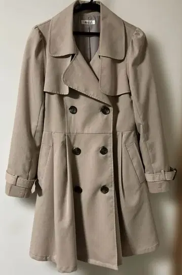 베이지 더블 브레스트 트렌치코트