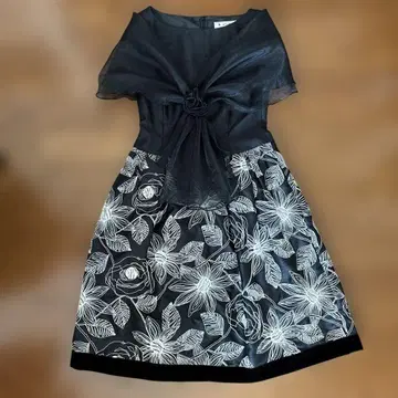 M's 그레이시 블랙 꽃무늬 자수 슬리브리스 원피스 M 사이즈